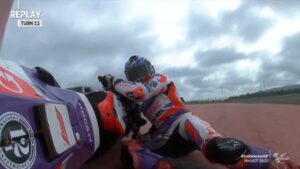 MotoGP, Jorge Martín cai quando liderava e Bagnaia pode voltar a liderar thumbnail