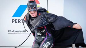 MotoGP, Maverick Viñales (2.º): “Disseram-me que não tinha coragem de me vestir à Batman” thumbnail