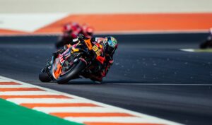 MotoGP, Brad Binder (2º.): “Consegui a volta rápida com o pneu macio e depois cai” thumbnail