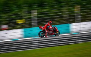 MotoGP, Bagnaia e outros quatro pilotos avisados por pressão irregular dos pneus thumbnail