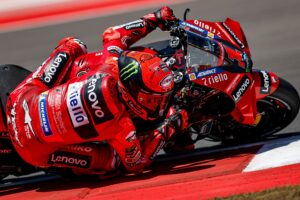 MotoGP, Malásia, Q2: Bagnaia faz a pole após queda de Martin thumbnail