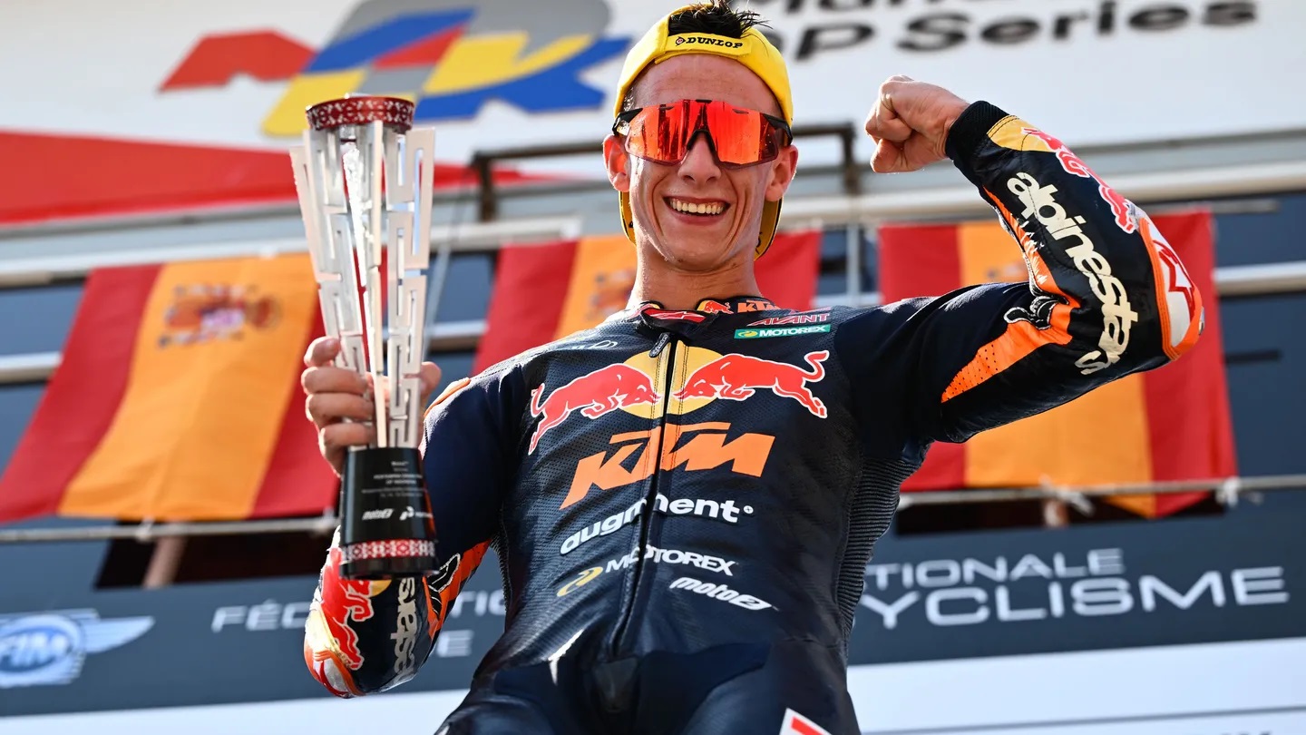 Moto2, Índia, Corrida: Sexto triunfo de Acosta em corrida agitada