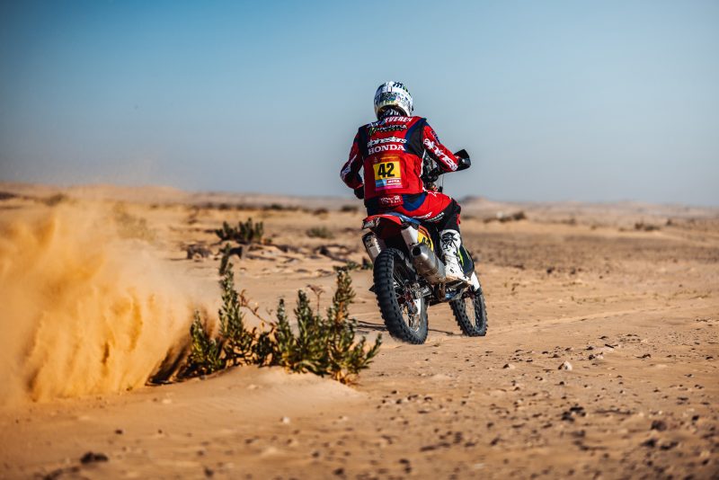 Dakar, Etapa 4, Adrien Van Beveren (5.º): “O objetivo era recuperar na classificação geral” thumbnail