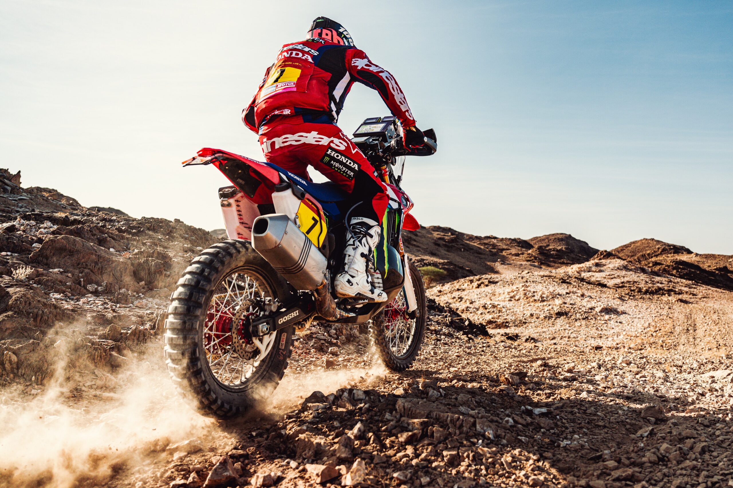 Dakar, Etapa 7, Pablo Quintanilla (13.º): “Estava a liderar até que tive um problema com a moto” thumbnail