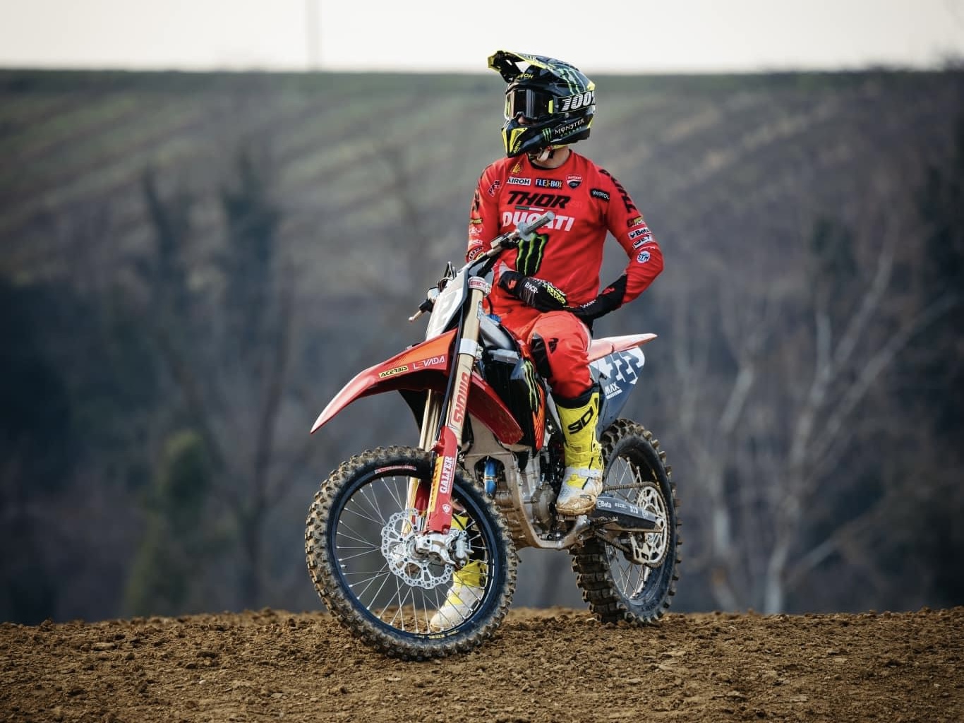 Vídeo Motocross: Antonio Cairoli na Ducati Desmo450 MX thumbnail