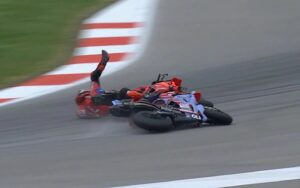 MotoGP, Incidente entre Bagnaia e Marc Márquez leva à queda de ambos thumbnail