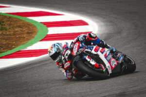 MotoGP, Raúl Fernández: “Foi uma queda estúpida, um erro de rookie” thumbnail