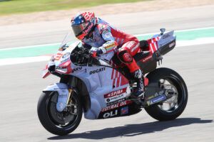 MotoGP, Espanha, TL2: Marc Márquez mais rápido em piso molhado thumbnail