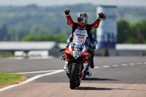 BSB Donington, Corrida 2: Irwin vence e segura liderança do campeonato thumbnail