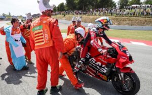 MotoGP, Pedro Acosta (3.º): “Muitas quedas estúpidas, ninguém fez nada de estranho” thumbnail