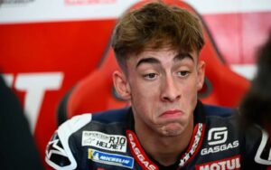 MotoGP, Pedro Acosta (DNF): “Difícil aceitar que deitámos um pódio ao lixo” thumbnail