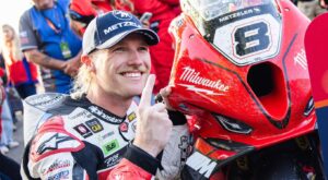 IOMTT, Sénior TT: Hickman cai, Dunlop tem problemas e Todd vence thumbnail