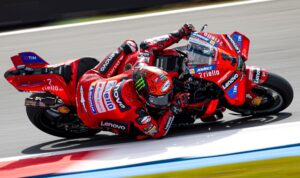 MotoGP, Países Baixos, TL2: Bailado de Bagnaia em Assen thumbnail