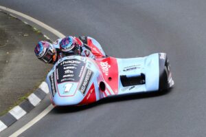 IOMTT, Sidecar: Dupla favorita Ben Birchall/Kevin Rousseau sofre acidente thumbnail