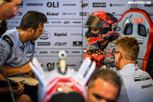 MotoGP, Marc Márquez com uma fratura no dedo da mão esquerda e uma contusão na costela direita thumbnail