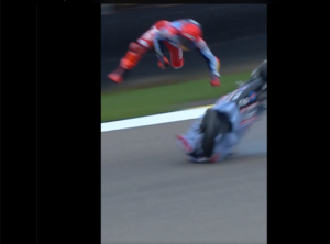 Vídeo: MotoGP, queda arrepiante de Marc Márquez em Sachsenring thumbnail