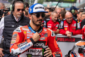 MotoGP, Bagnaia e Acosta criticam pilotos que esperam pelos outros para uma volta rápida thumbnail