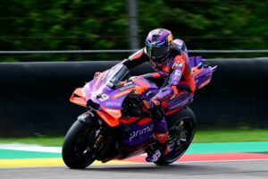 MotoGP, Jorge Martín lidera o FP1 em Silverstone com grande consistência thumbnail