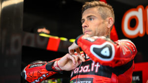 WSBK: Três campeões do mundo lesionados em Magny-Cours thumbnail