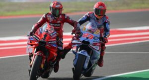 MotoGP: A ‘boleia’ de Marc Márquez a Bagnaia thumbnail