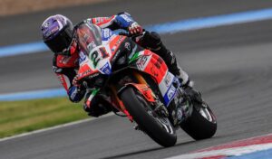 WSBK, Magny-Cours: Sessão inútil com Rinaldi à frente thumbnail