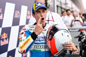 MotoGP, Marc Márquez ‘Decidi correr mais riscos;consegui ultrapassar cinco pilotos’ thumbnail