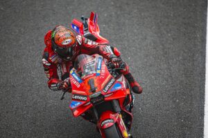 MotoGP, Japão: Bagnaia aproveita erro de Acosta para vencer Sprint thumbnail