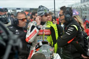 MotoGP, Marco Bezzecchi espera “aprender alguma coisa” com Andrea Iannone na Malásia thumbnail