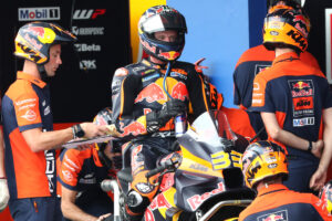 MotoGP, Brad Binder (P9): “O travão motor era enorme e bloqueou” thumbnail