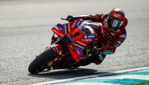 MotoGP, Malásia Q2: Bagnaia resiste a Martin e faz a pole em Sepang thumbnail