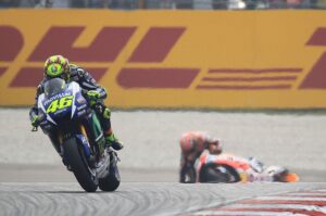 MotoGP: Valentino Rossi e Marc Márquez em Sepang, polémico e emblemático! thumbnail