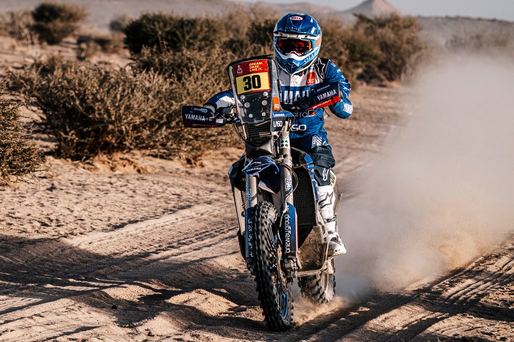 Dakar 2025: António Maio ficou com a Yamaha presa nas rochas thumbnail