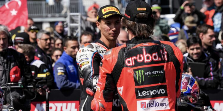 WSBK Most, Superpole: Toprak conquista a pole, Bulega como a sua sombra