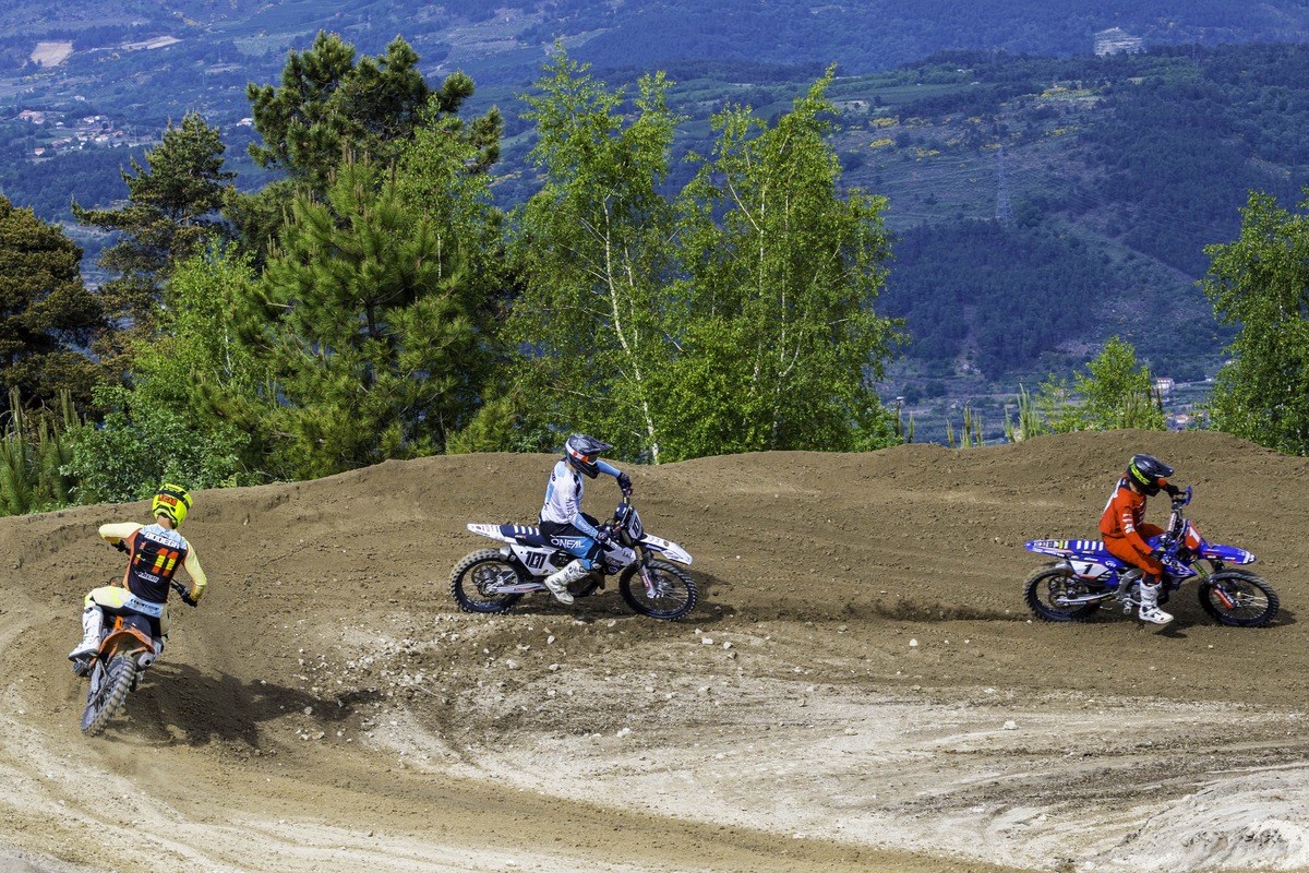 CN Motocross: Luís Outeiro campẽao de MX1 e Sandro Lobo em MX2 thumbnail