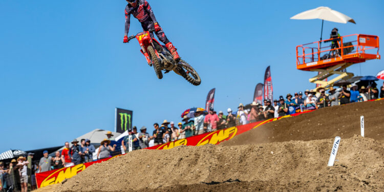AMA Pro Motocross: Jett Lawrence volta a dominar no intenso calor na Califórnia