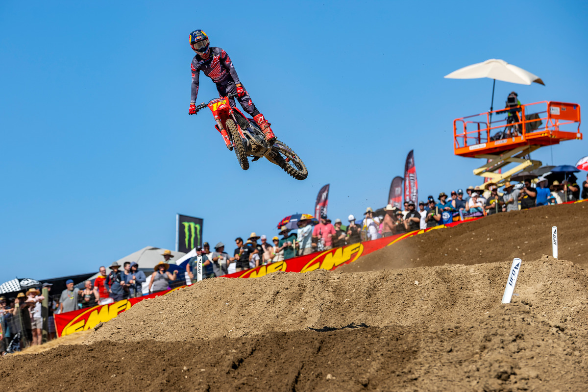 AMA Pro Motocross: Jett Lawrence volta a dominar no intenso calor na Califórnia thumbnail